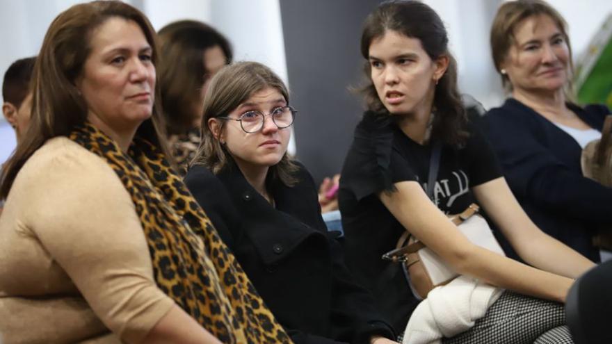 Dos instantes de la presentación, ayer, del plan para mayores de 21 años. | | E.D.