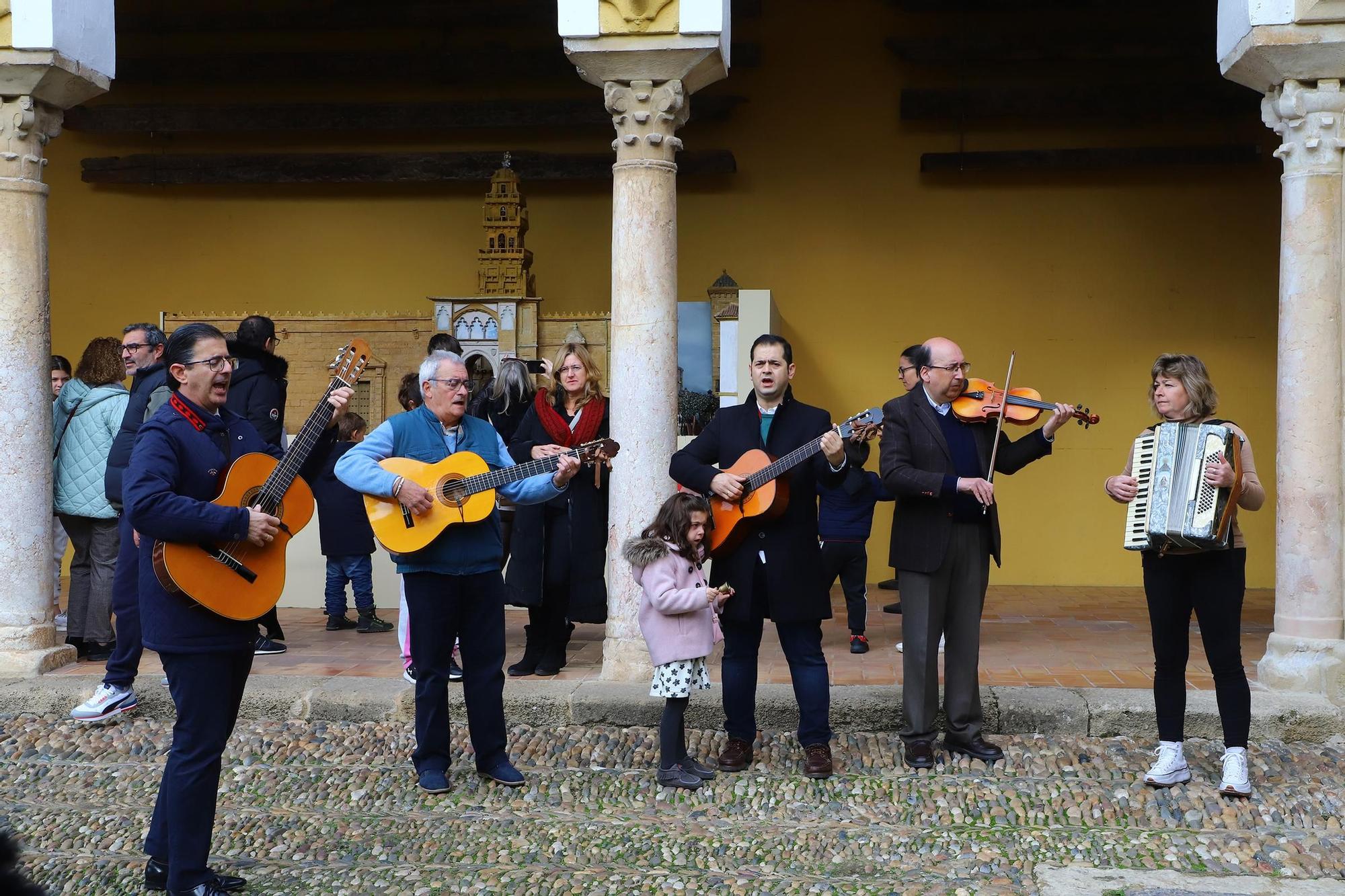 Turistas y cordobeses se echan a la calle