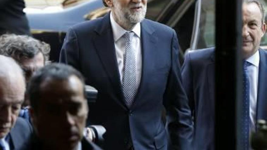 Rajoy, a l&#039;arribada al Casino de Madrid, on ahir va dinar.