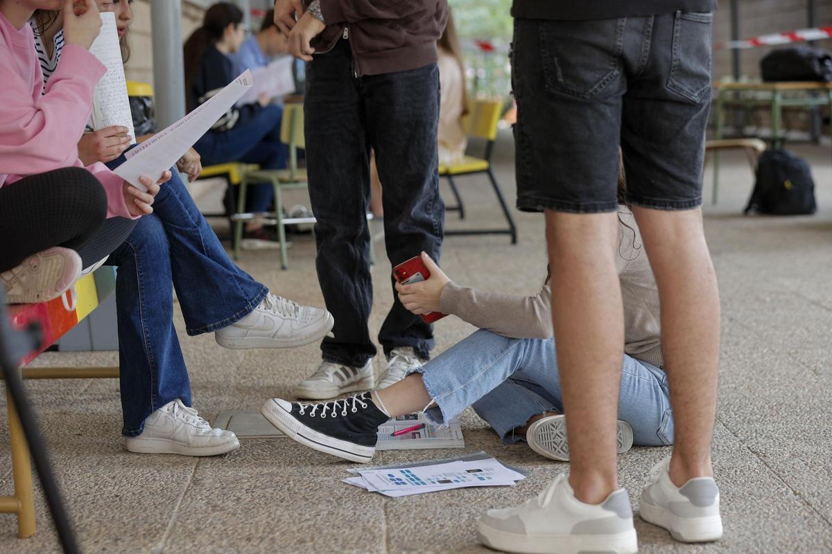Jóvenes en un centro educativo.