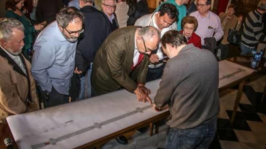 Vecinos consultando los planos tras la presentación ayer del proyecto en el salón de plenos.