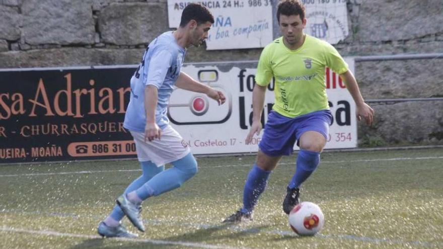 Un jugador del Moaña presiona a uno del Nigrán durante el encuentro de ayer. // Santos Álvarez