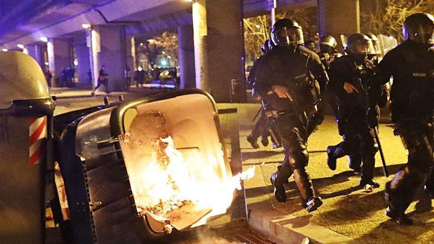 La manifestació d&#039;estudiants dirigint-se a la concentració de la plaça del Mercat del Lleó.