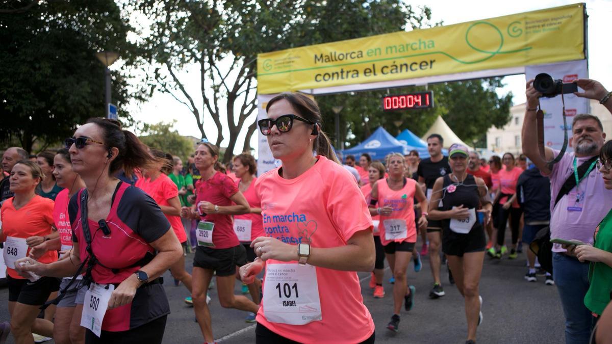 La carrera ‘Mallorca En Marcha Contra el Cáncer’ tiñe Palma de rosa