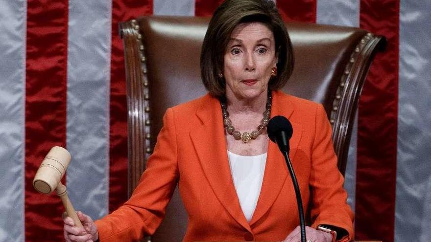 Golpe de maza de Pelosi para dar por bueno el resultado de la votación en los Representantes. // Reuters