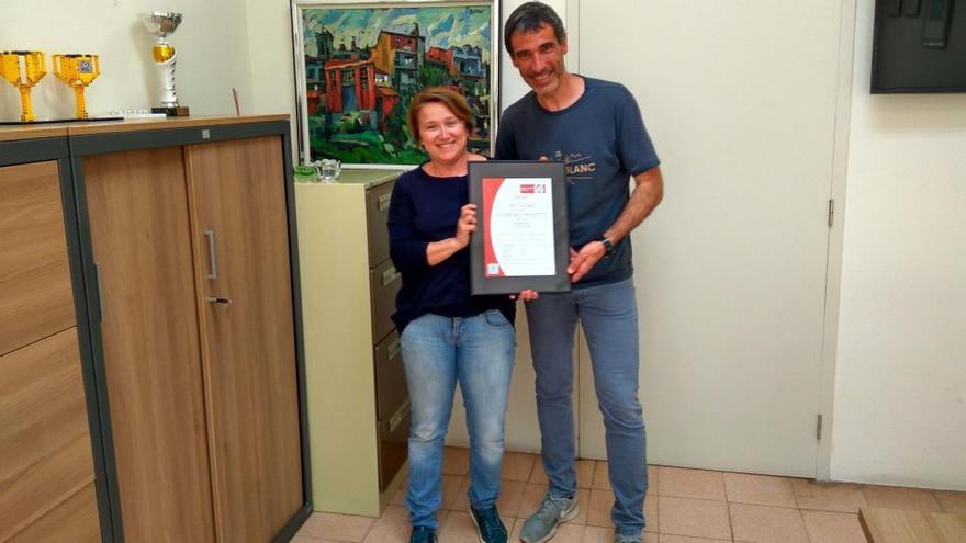 Francesc Delis, director de l&#039;institut, i Maite Vall, coordinadora de qualitat, amb el nou certificat