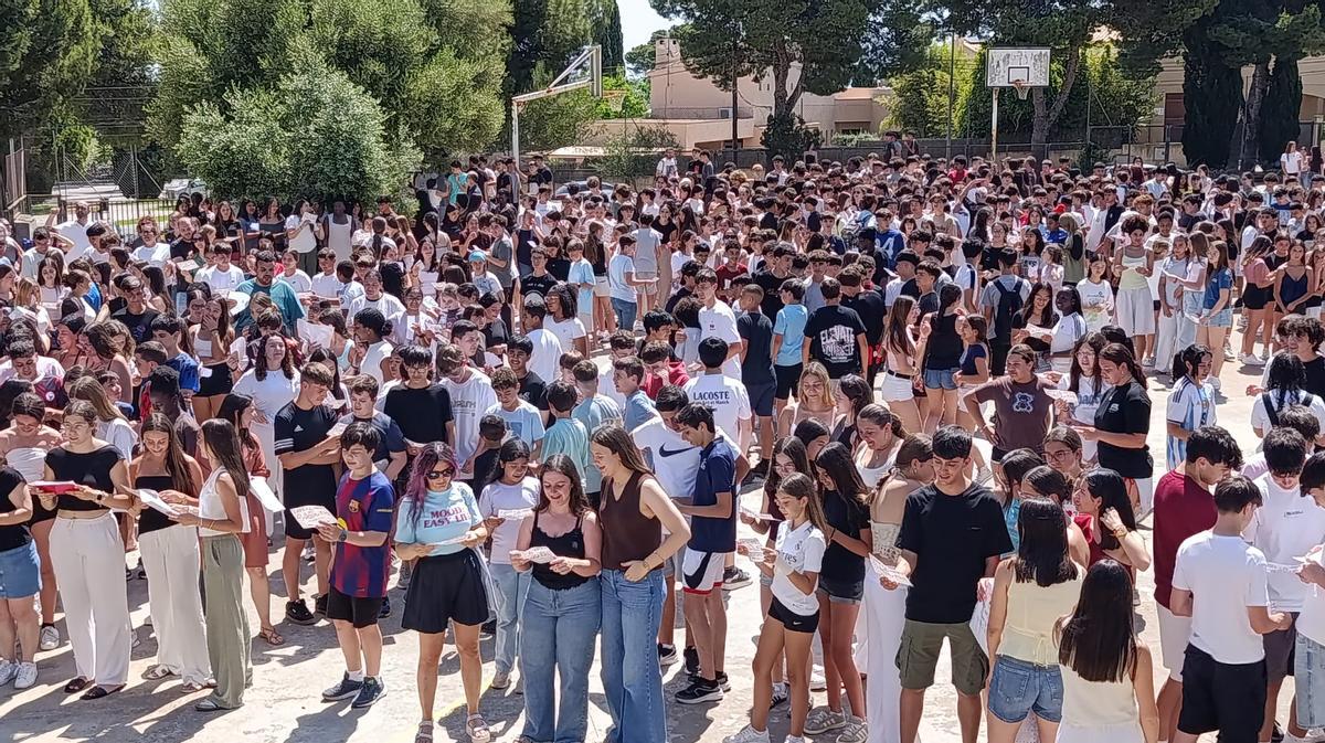 Los alumnos del IES Puig de Sa Font de Son Servera se han concentrado en el patio del instituto para cantar 'La Balanguera'