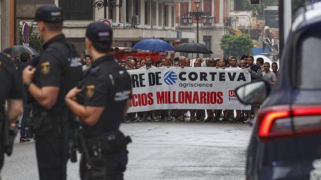 Protesta de trabajadores de Corteva, ayer, frente a la sede del SASEC en Oviedo.   | MIKI LÓPEZ