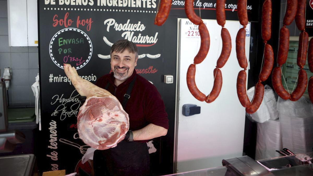 Víctor Núñez, carnicero de la carnicería As Viandas en la plaza de Lugo. | Iago lópez