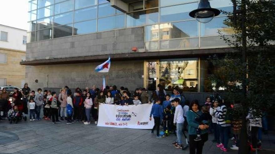 Protesta a mediodía delante del Concello de Cangas. // G.N.