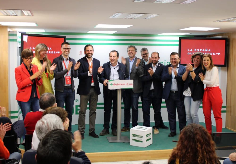 El PSOE festeja su victoria en su sede.