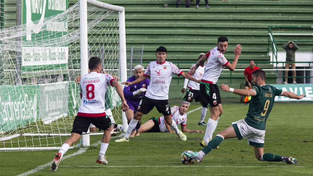 Lance del juego entre Cacereño y Llerenense el pasado fin de semana.