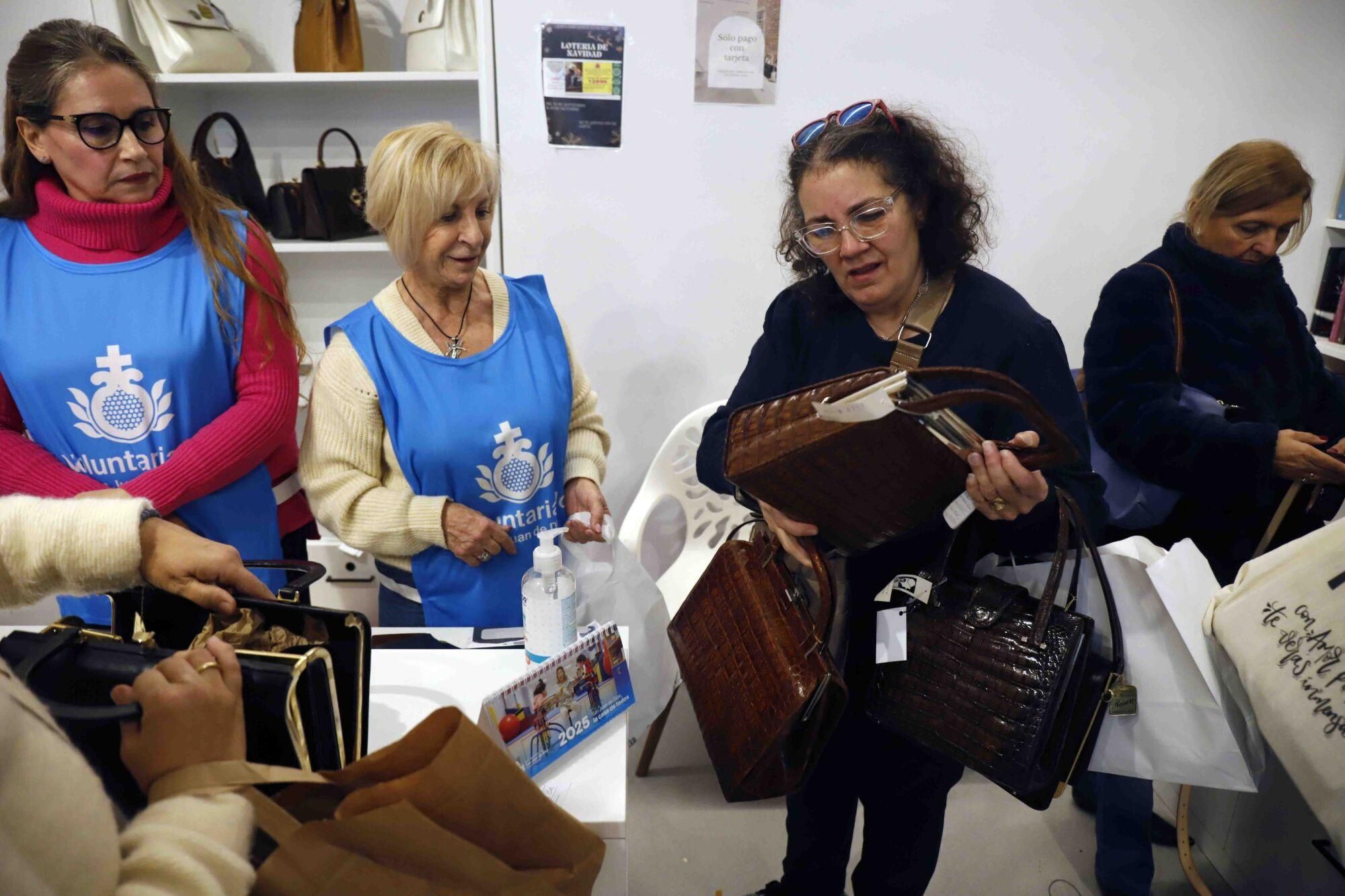 La tienda solidaria de San Juan de Dios Málaga acoge un ‘pop up’ para la venta de bolsos y cinturones de piel
