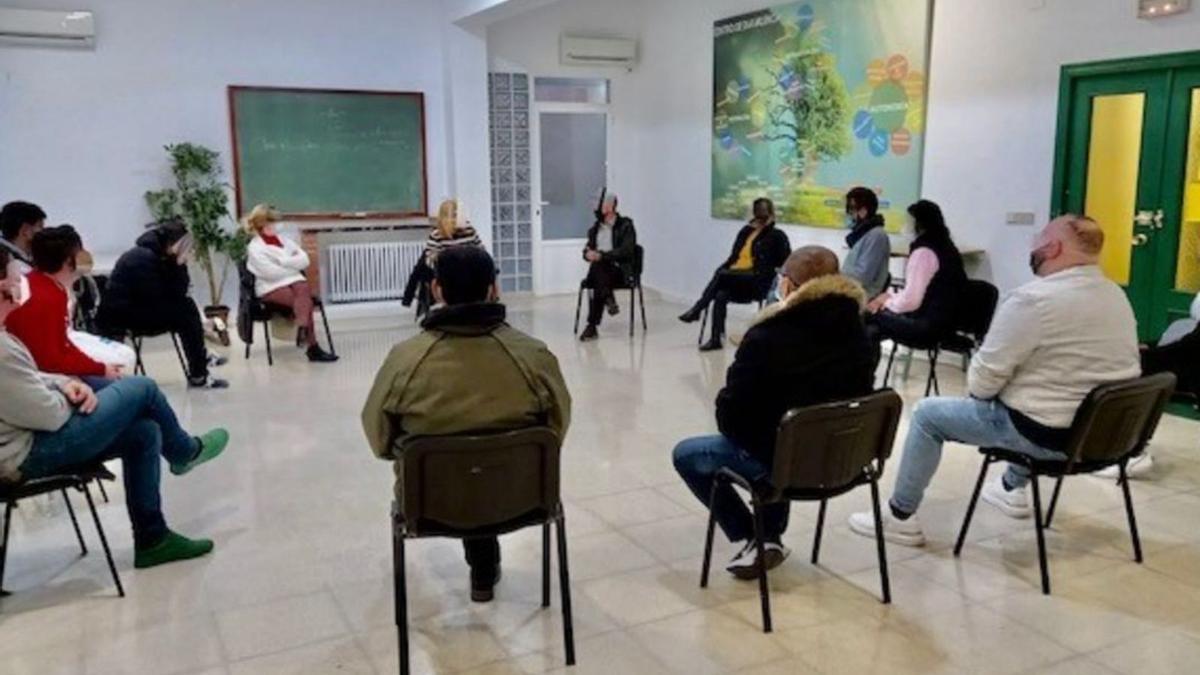 Una imagen de una terapia de grupo en el centro de València. | PROYECTO HOMBRE VALENCIA