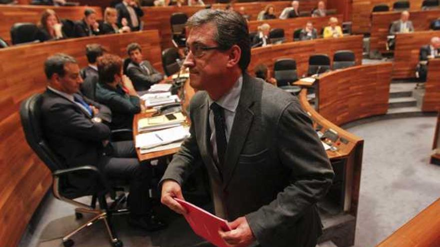 Ignacio Prendes pasa junto al escaño de Fernando Lastra tras su intervención.