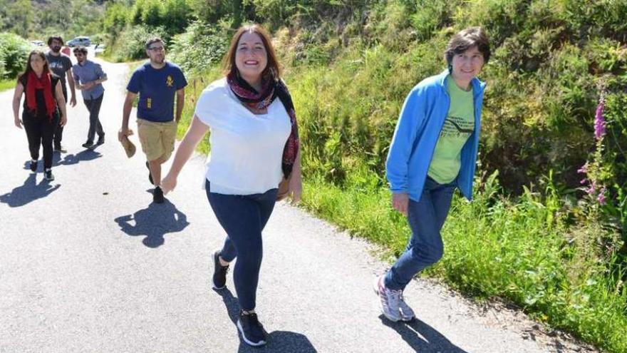 Ángela Rodríguez, en primer término, en la sierra de A Fracha, ayer. //Gustavo Santos