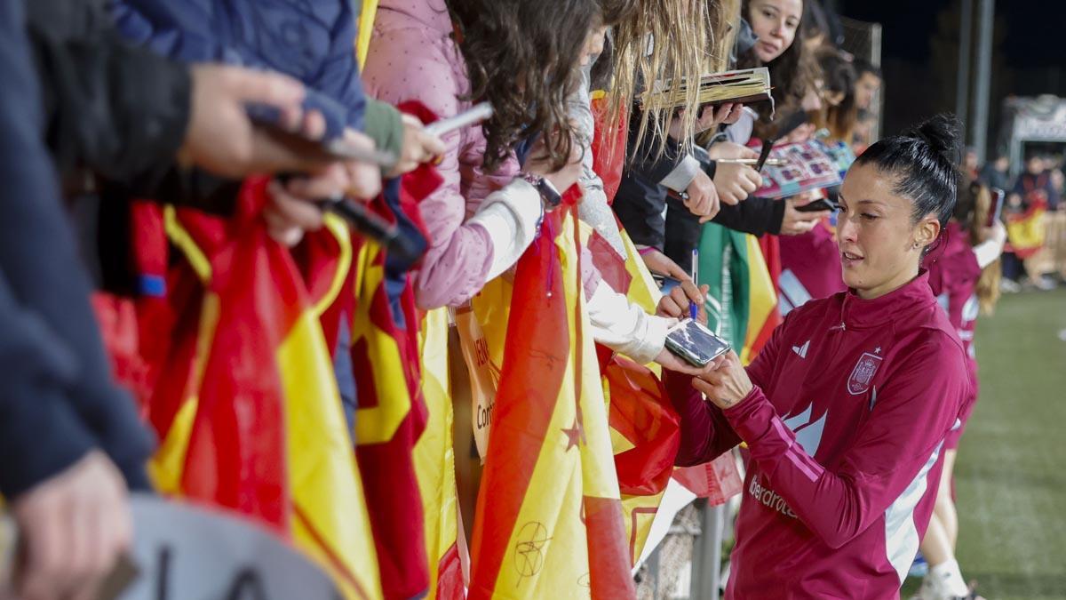 Jenni Hermoso, aclamada antes del entrenamiento de la selección española