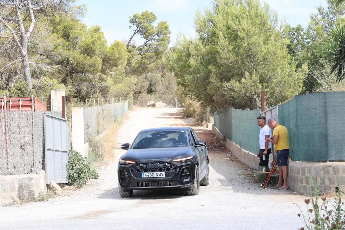 El camino de acceso a la Pedrera de Can Coix está cortado por unos vigilantes.
