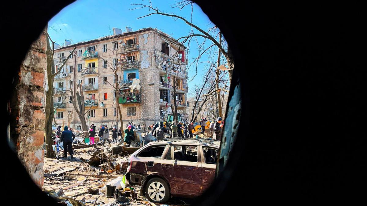 Efectes d’un bombardeig a Kíiv a través d’un forat a una paret. | EUROPA PRESS