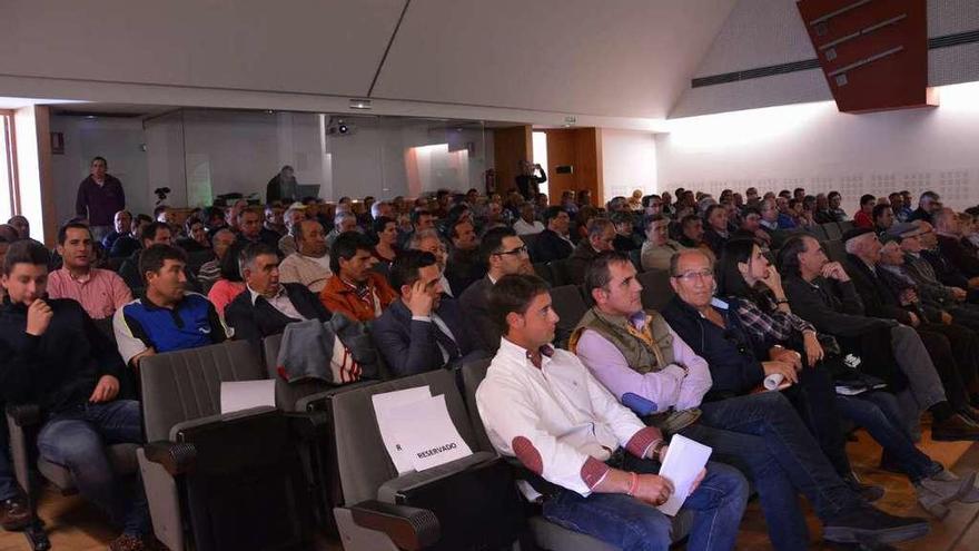 Los ganaderos llenan el salón del Centro Cultural de Vitugudino en la jornada sobre ganadería extensiva y lobo.