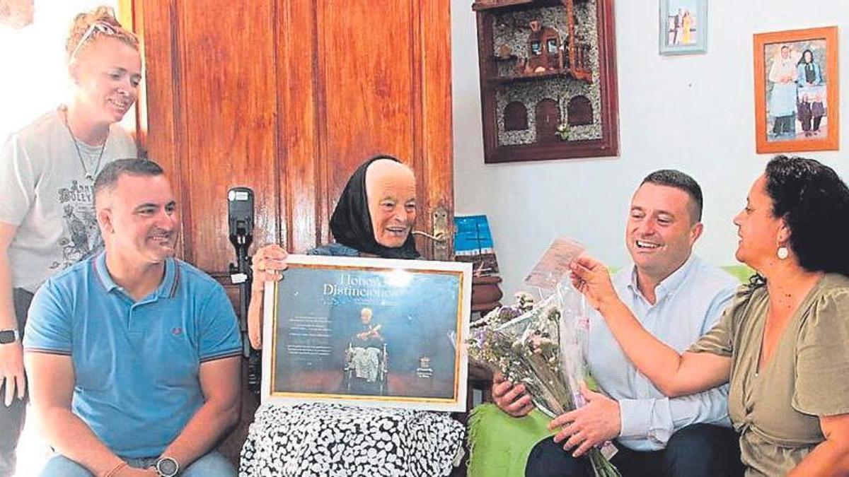 Yaiza destaca el ejemplo de vitalidad de Vicenta Bravo Marrero
