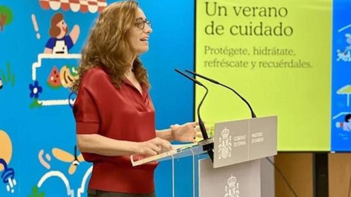 La ministra de Sanidad, Mónica García, presenta la campaña 'Un verano de cuidado'.
