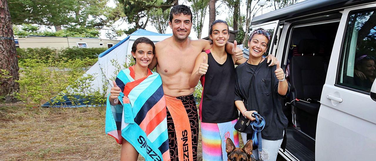 María y Alex con sus hijas Ares y Yulia, y su perra Niki.