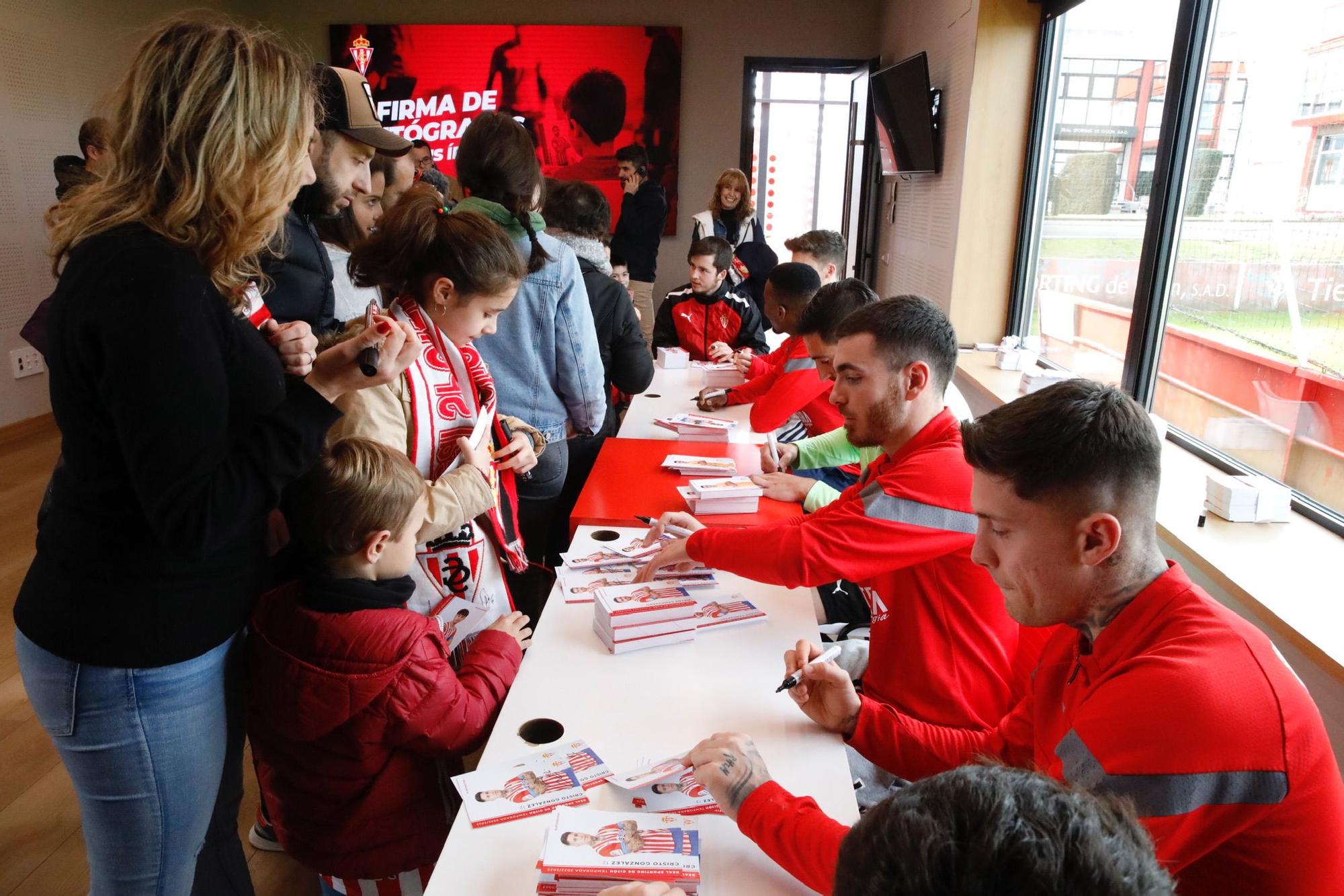 En imágenes: Así fue el encuentro entre aficionados y jugadores del Sporting