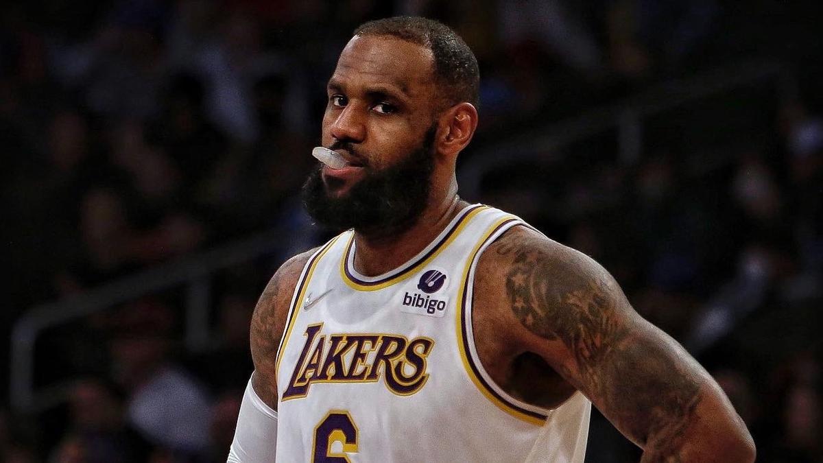 El jugador franquicia de los Lakers, LeBron James, preocupado por el desarrollo del partido.