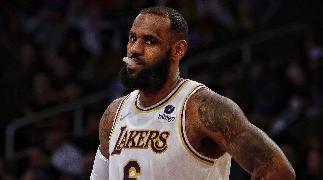 El jugador franquicia de los Lakers, LeBron James, preocupado por el desarrollo del partido.