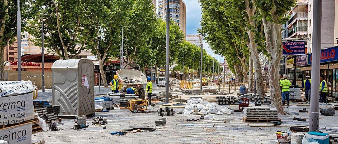 Varios operarios, ayer, en las obras de la avenida del Mediterráneo de Benidorm que aún están en marcha.