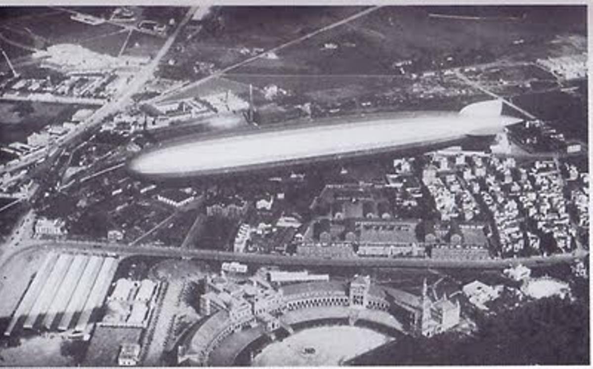 El dirigible alemán sobrevolando la Plaza de España de Sevilla