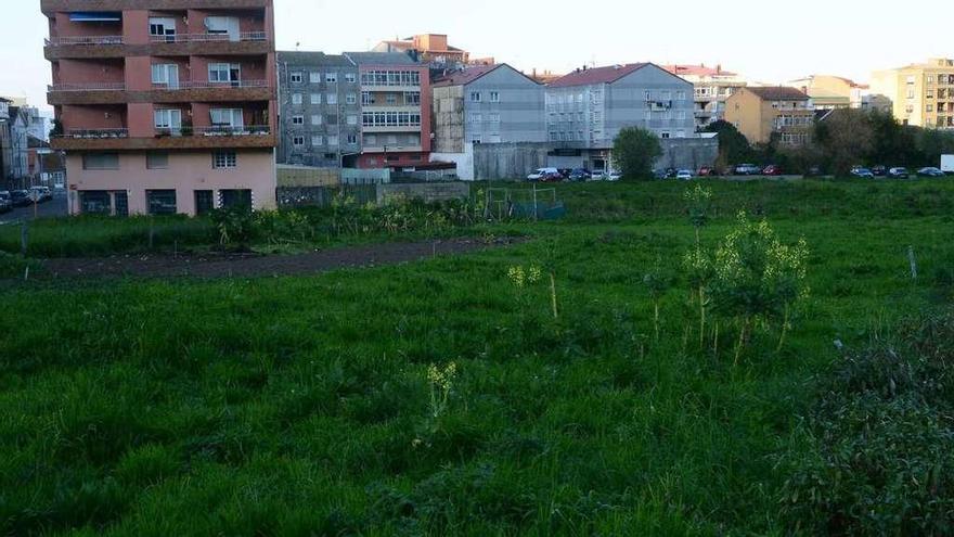 La trasera de la calle Pazos Fontenla, donde el SUD-1 de As Lagoas está parcialmente afectado por la prohibición de construir en los 200 primeros metros de costa. // Gonzalo Núñez