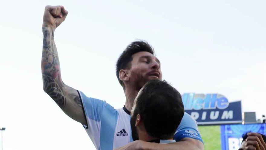 Abrazo entre Higuaín y Messi, tras uno de los goles.