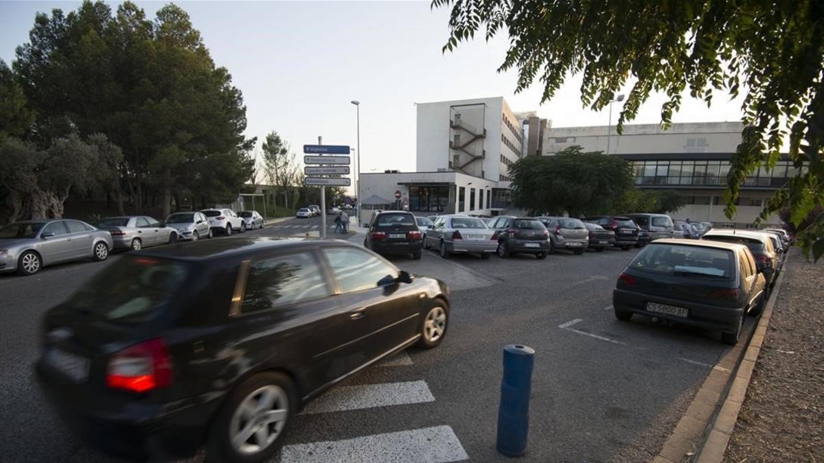 Aparcamiento en el hospital Verge de la Cinta, en Tortosa.