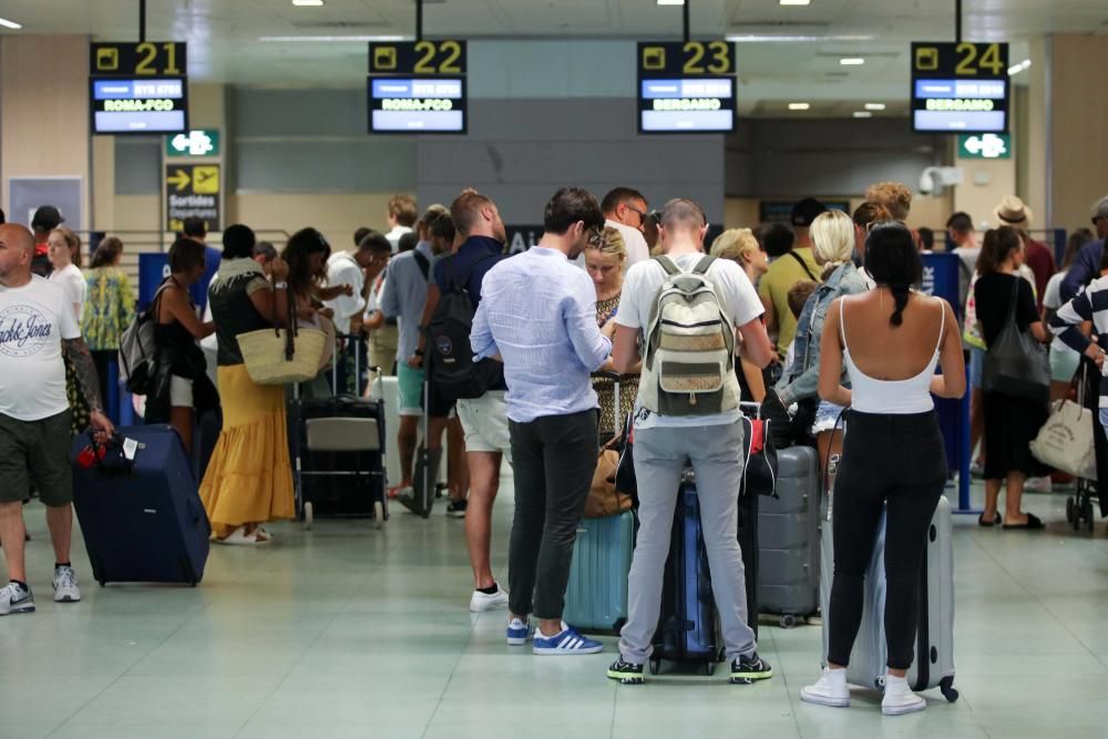 Los trabajadores del aeropuerto explican cómo notan el aumento de turistas que experimenta la isla estas semanas