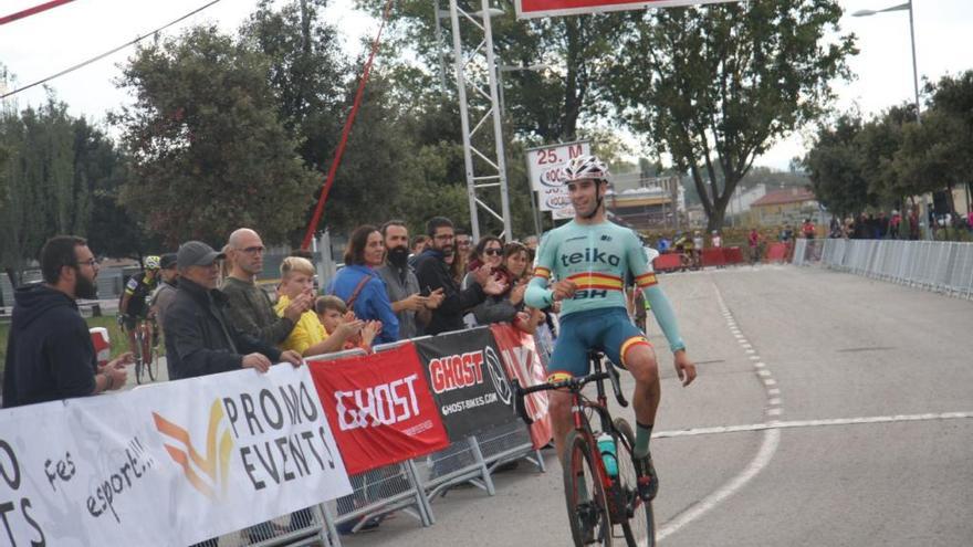 Felipe Orts entra vencedor en la meta de Manlleu