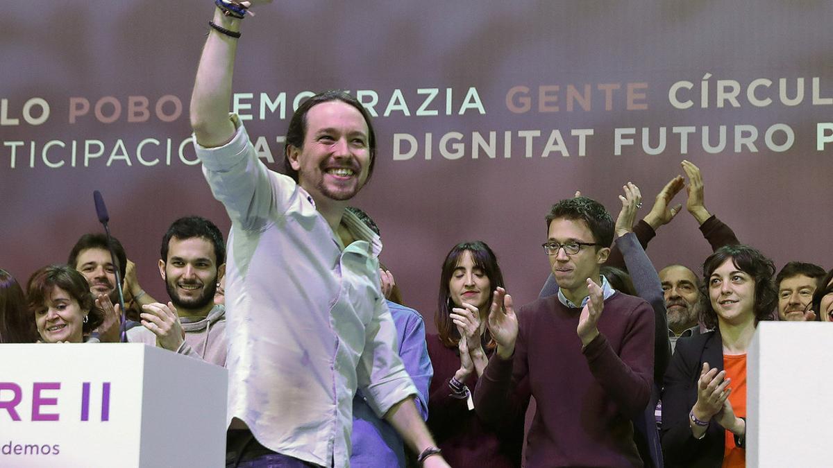 Iglesias pasa ante Errejón tras su intervención ante la asamble de Podemos en Vistalegre.