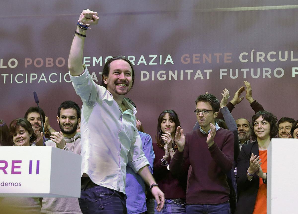 GRA070. MADRID, 11/02/2017.- El secretario general de Podemos, Pablo Iglesias (c), pasa ante el secretario político del partido, Íñigo Errejón (2d), al inicio de la primera jornada de la Asamblea Ciudadana Estatal de Vistalegre II que definirá el futuro de la formación morada. EFE/Ballesteros