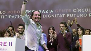 GRA070. MADRID, 11/02/2017.- El secretario general de Podemos, Pablo Iglesias (c), pasa ante el secretario político del partido, Íñigo Errejón (2d), al inicio de la primera jornada de la Asamblea Ciudadana Estatal de Vistalegre II que definirá el futuro de la formación morada. EFE/Ballesteros