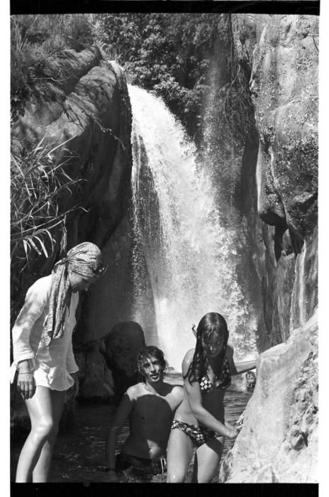 Las cascadas siempre han resultado atractivas para los alicantinos y los turistas, sobre todo en verano, como se aprecia en esta fotografía de 1982.