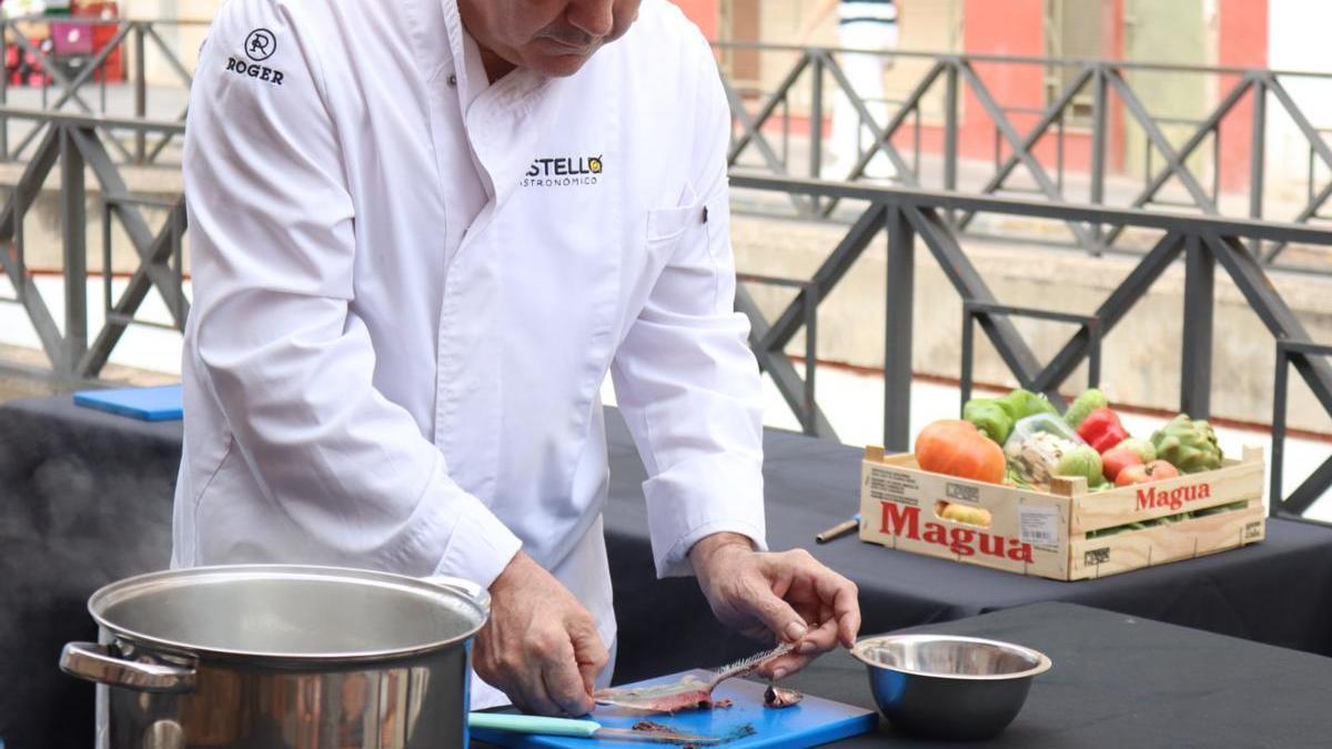 Miguel Barrera cocina en la localidad de Onda.