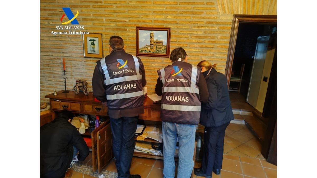 Dos funcionarios de Aduanas de la Agencia Tributaria durante una inspección domiciliaria