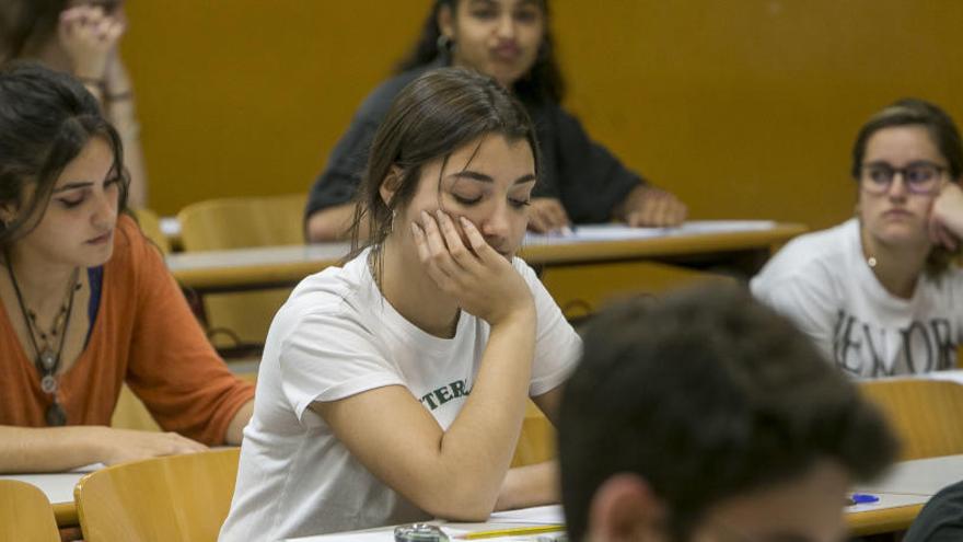 Una alumna en un examen de selectividad