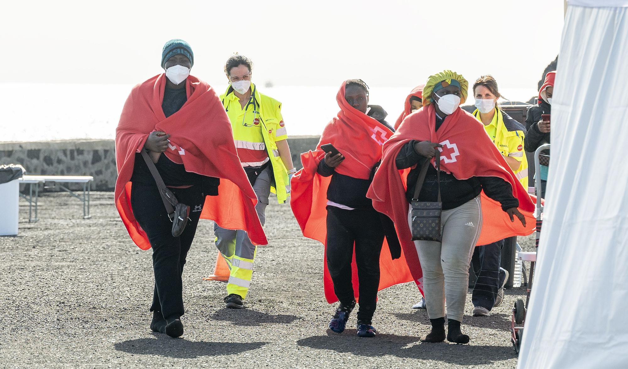 Salvamento Marítimo desembarca 112 migrantes en el antiguo Muelle Comercial de Arrecife (05/02/2023)