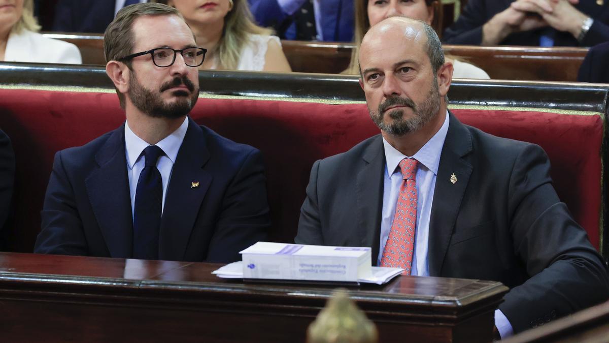 Los senadores del Partido Popular Javier Maroto (i) y Pedro Rollán (d) este jueves, antes de la sesión constitutiva del Senado. EFE/Zipi Aragón