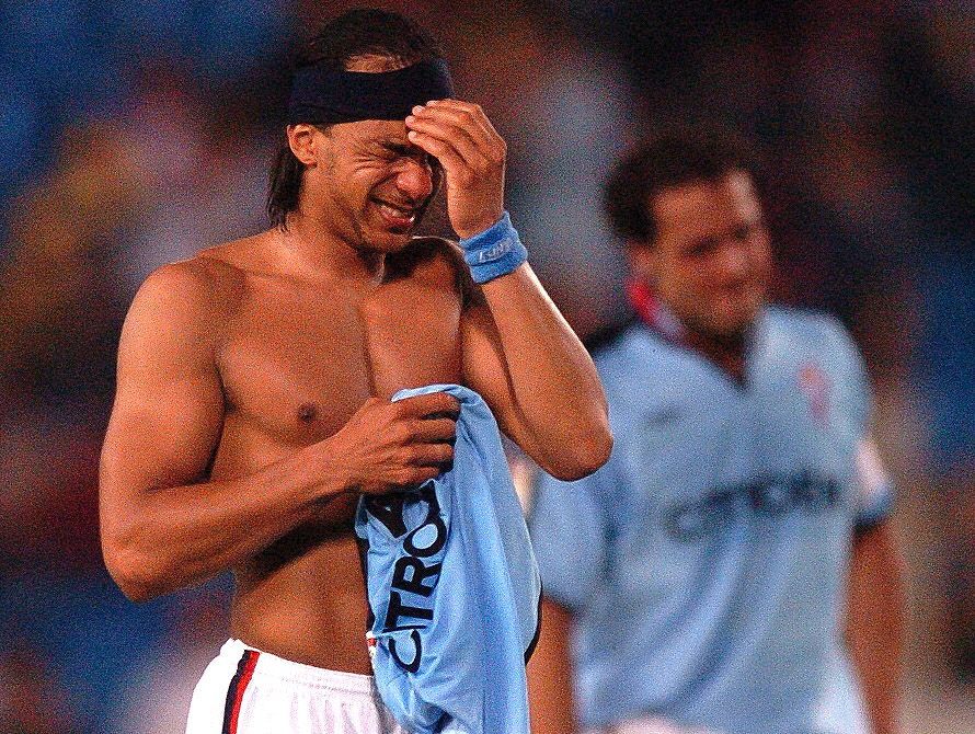 LUCCIN 24-5-04 Miguel Nunez Llorando con Juanfran tras consumarse el descenso a Segunda ante el Mallorca.jpg