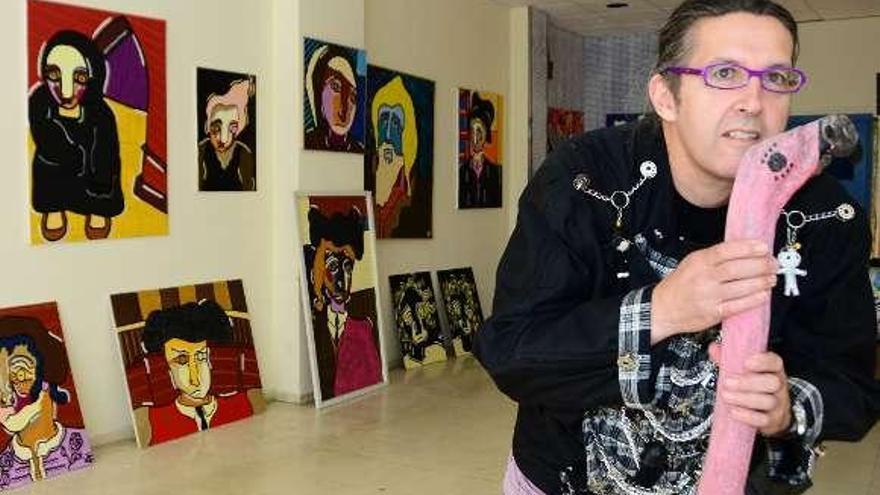 El artista Raúl Velloso en el local de Bueu en el que expone.  // G.Núñez