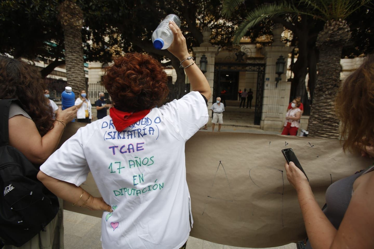 Protesta de interinos en la puerta de la Diputación