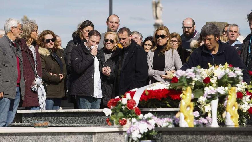 La familia de Enrique Castro &#039;Quini&#039; despide a uno de los referentes del fútbol español en las últimas décadas en el cementerio avilesino de La Carriona.